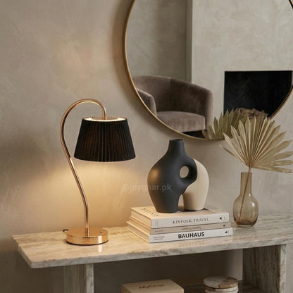 Elegant Curved Desk Lamp – Rechargeable – Black & Gold