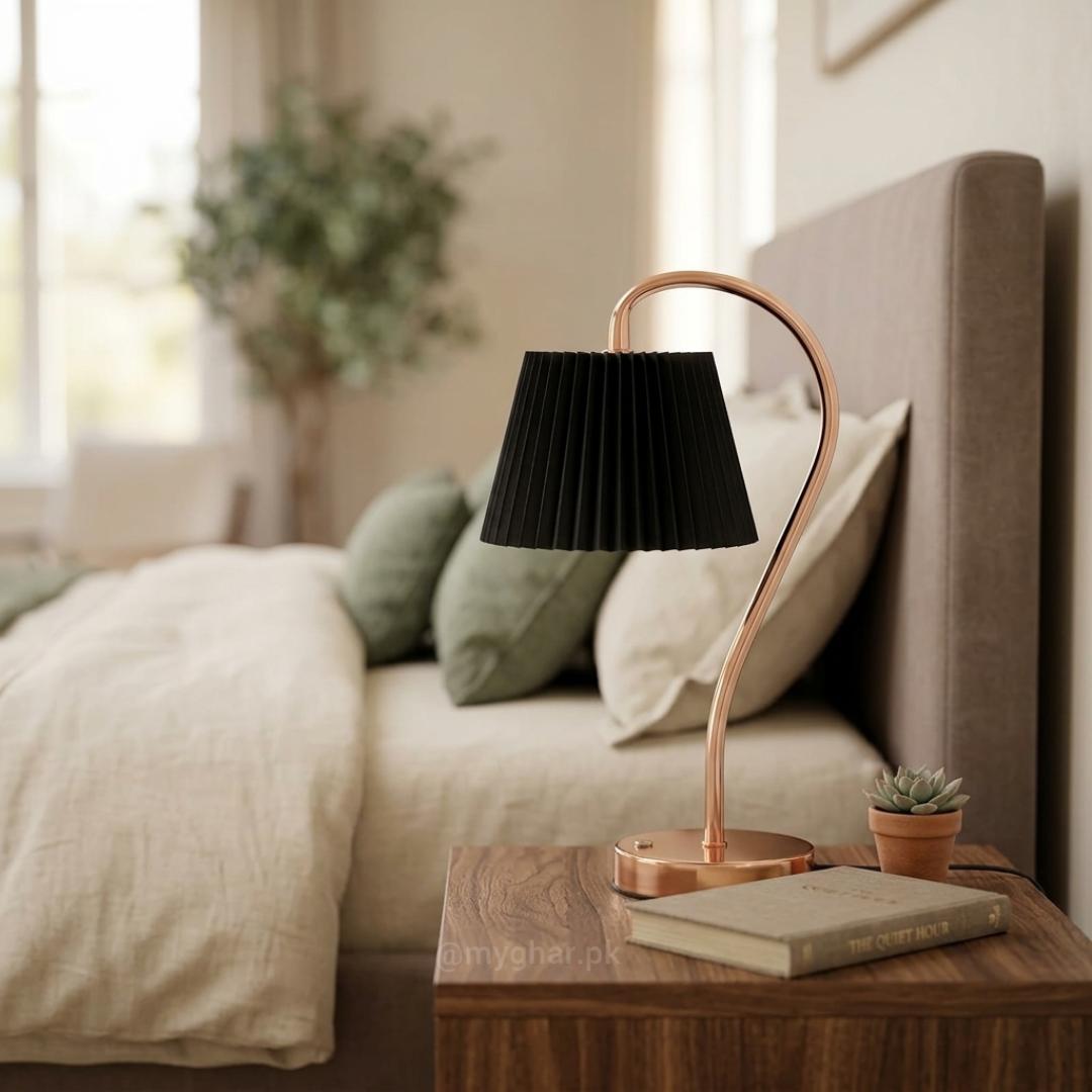 Elegant Curved Desk Lamp – Rechargeable – Black & Gold