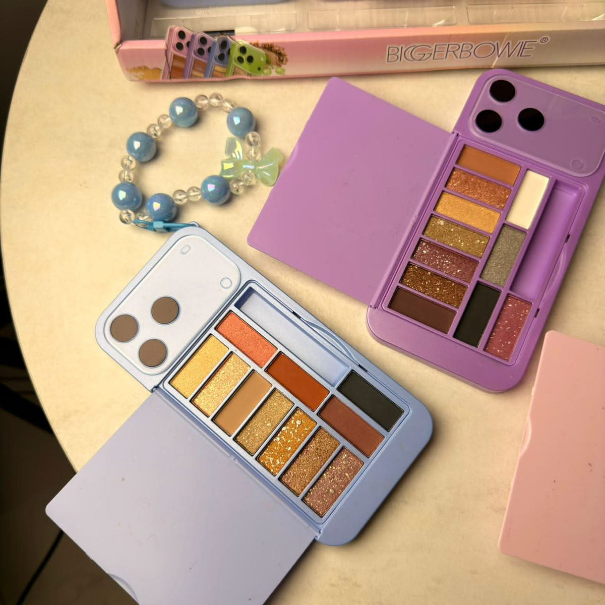 IPhone 17 Pro Max Style Eyeshadow Palette With Hand Band