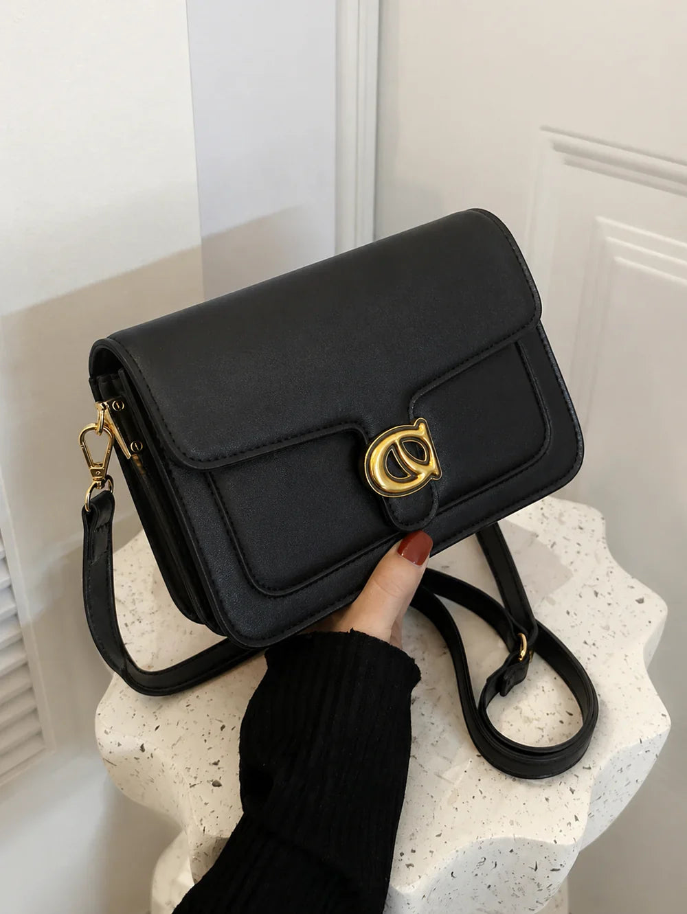 Vallen Crossbody